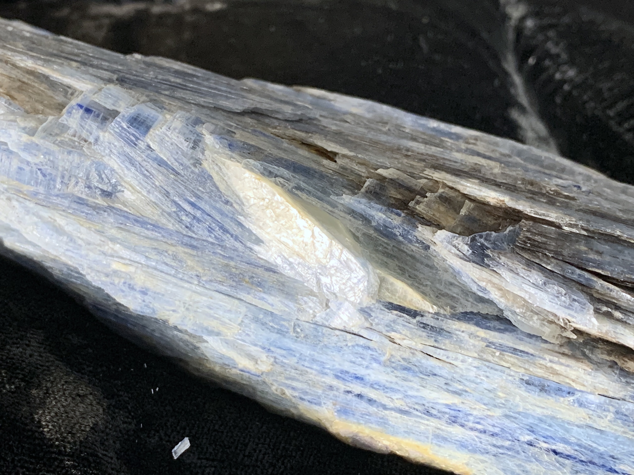 Large Kyanite Specimen - Image 12